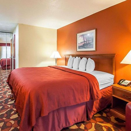 Quality Inn & Suites Kansas City I-435N Near Sports Complex Εξωτερικό φωτογραφία