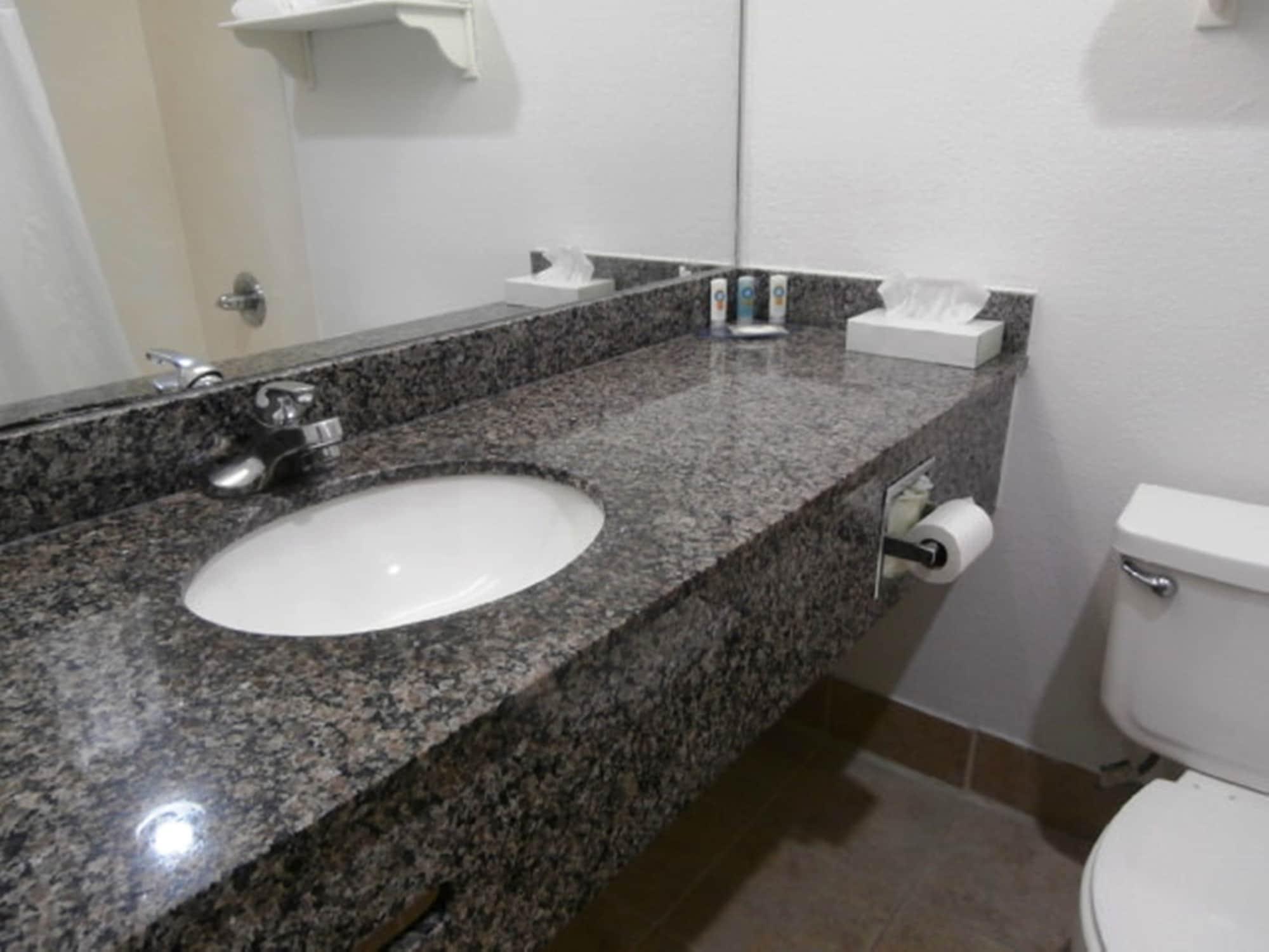 Quality Inn & Suites Kansas City I-435N Near Sports Complex Εξωτερικό φωτογραφία