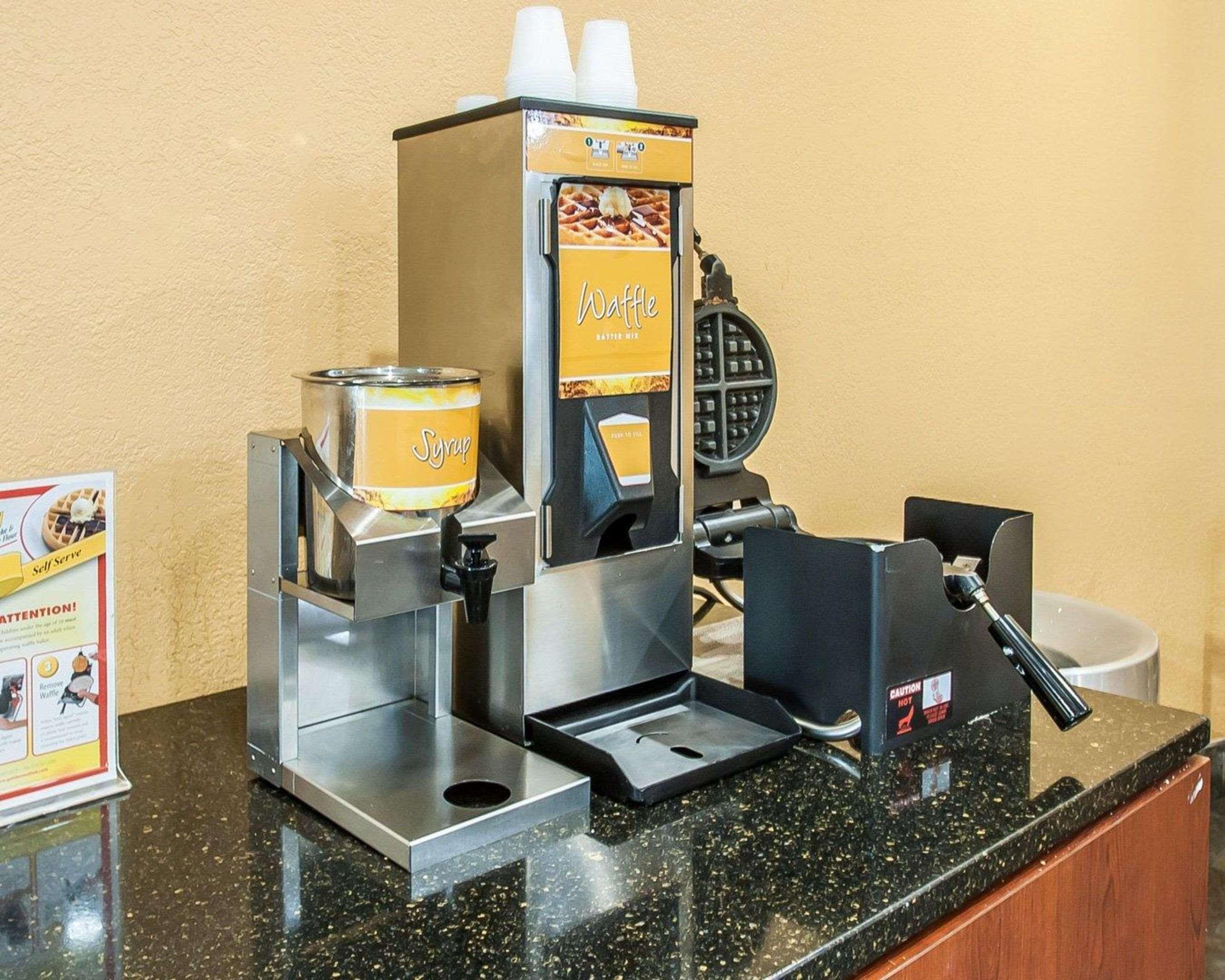 Quality Inn & Suites Kansas City I-435N Near Sports Complex Εξωτερικό φωτογραφία