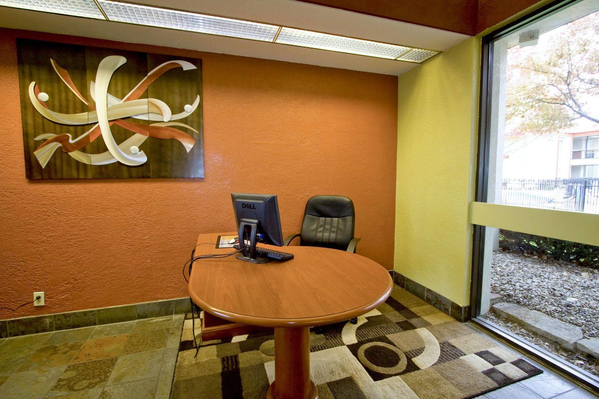 Quality Inn & Suites Kansas City I-435N Near Sports Complex Εξωτερικό φωτογραφία